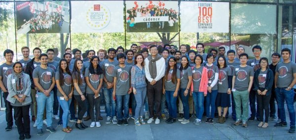 Gurur duyan Cadence çalışanları, şirketin ödüllü kültürünü kutlarken.